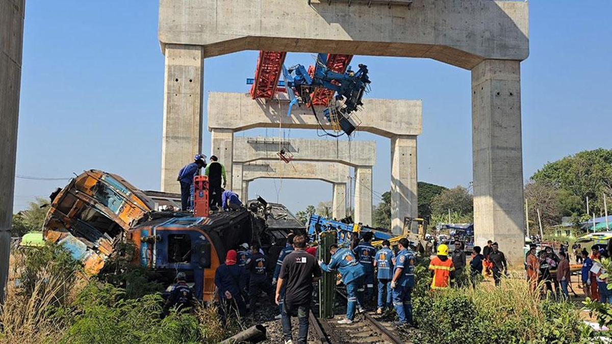 Tayland'da yolcu treninin üzerine inşaat vinci düştü: Çok sayıda ölü var