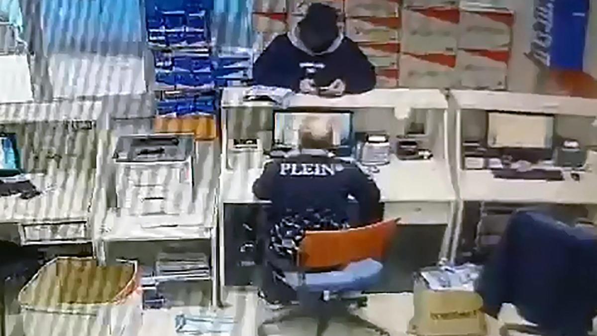 Satın almak için anlaştıkları cep telefonlarını, sahte kimlikle kargo firmasından alarak dolandırdılar