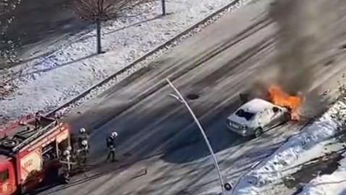 Diyarbakır'da seyir halindeki otomobil alev alev yandı