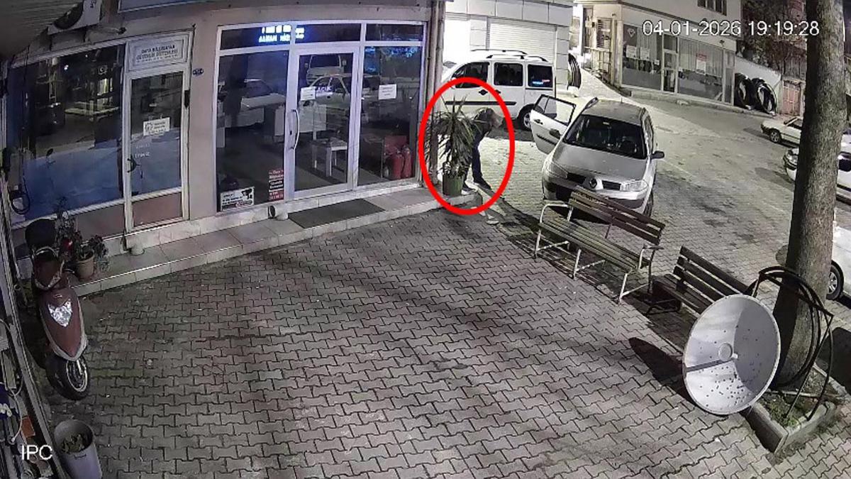 İş yeri önünde duran çiçeği çaldı