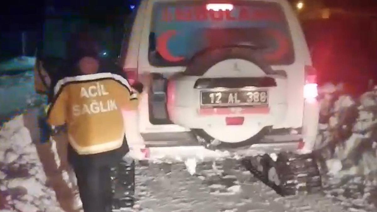 Bingölde yolda kalan ambulans kurtarıldı