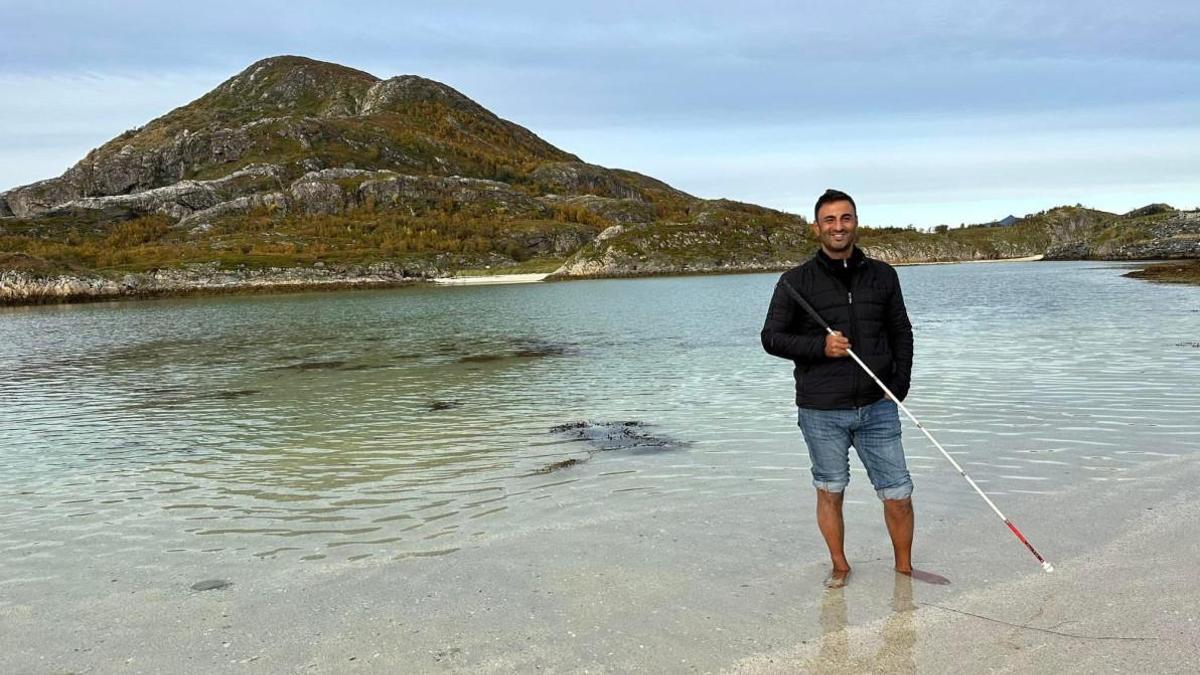 Görme engelli öğretim üyesi, beyaz bastonuyla 60 ülke gezdi