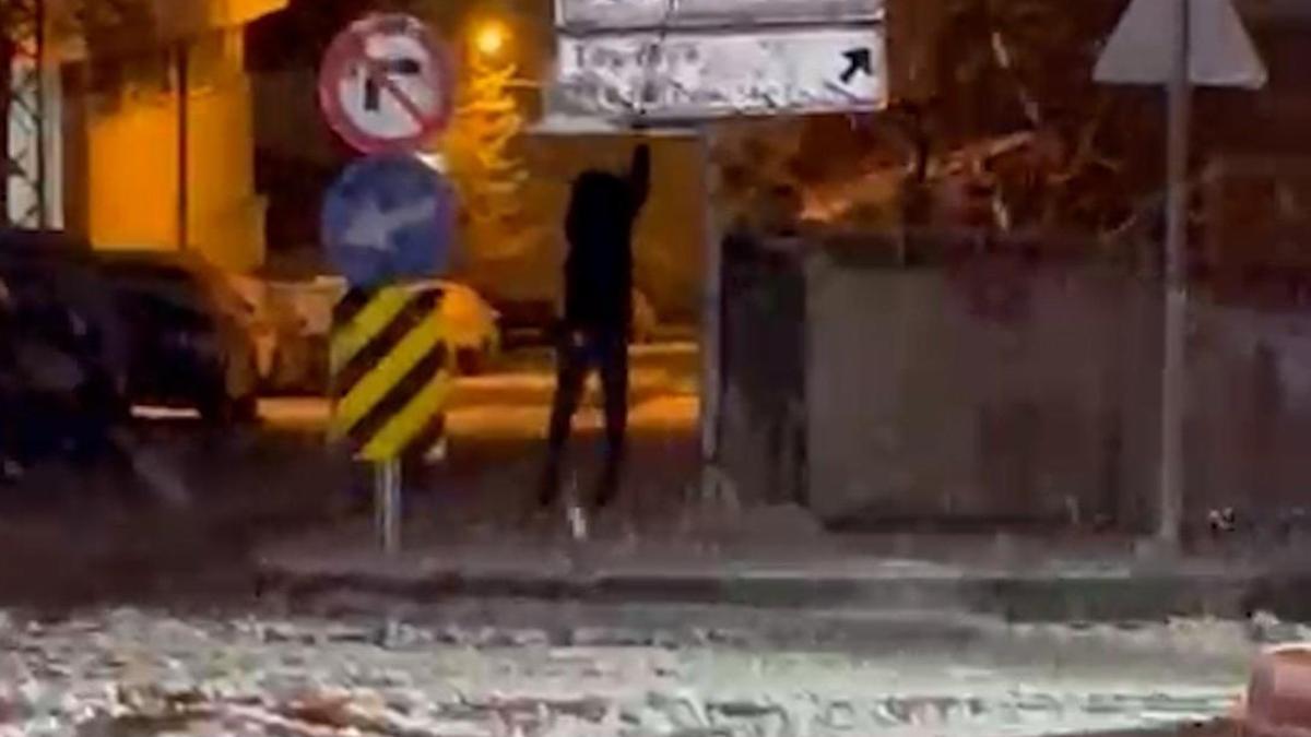 Karla kaplanan trafik levhalarını temizleyen 12 yaşındaki Kadir Emin, takdir toplandı