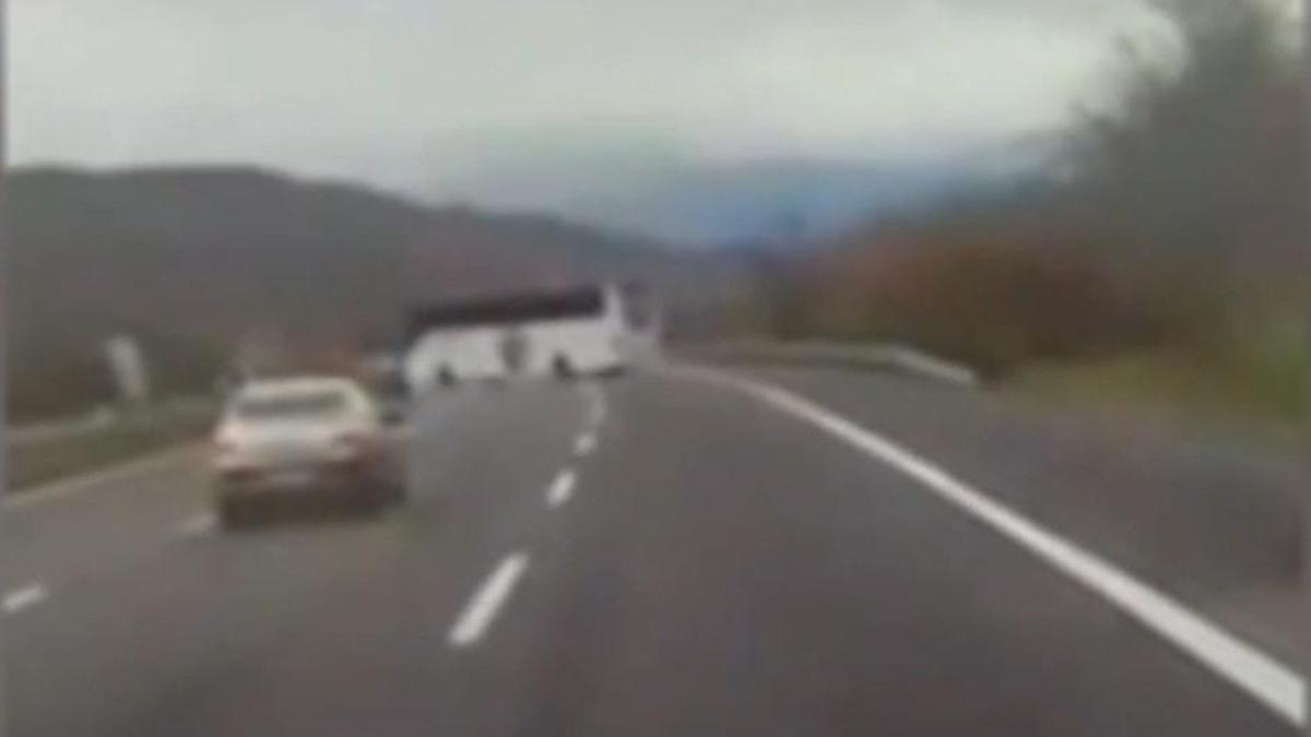 Otomobiliyle, 'U' dönüşü yapan otobüse çarpmaktan son anda kurtuldu