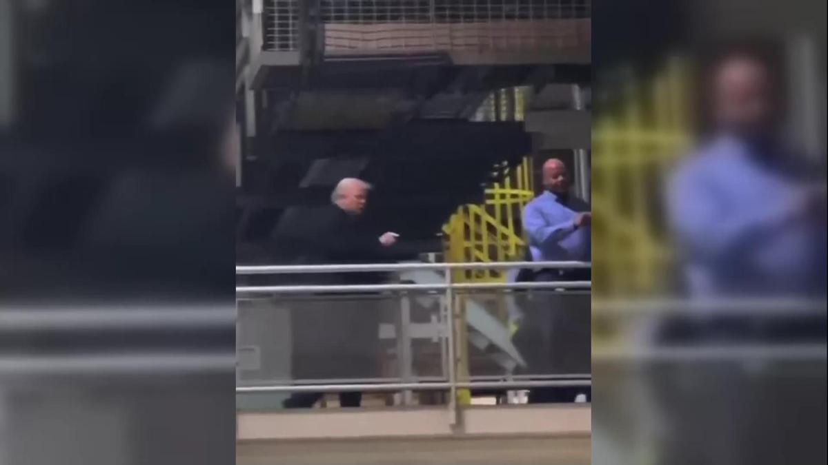 Trump bunu da yaptı! Önce küfretti sonra el hareketi yaptı