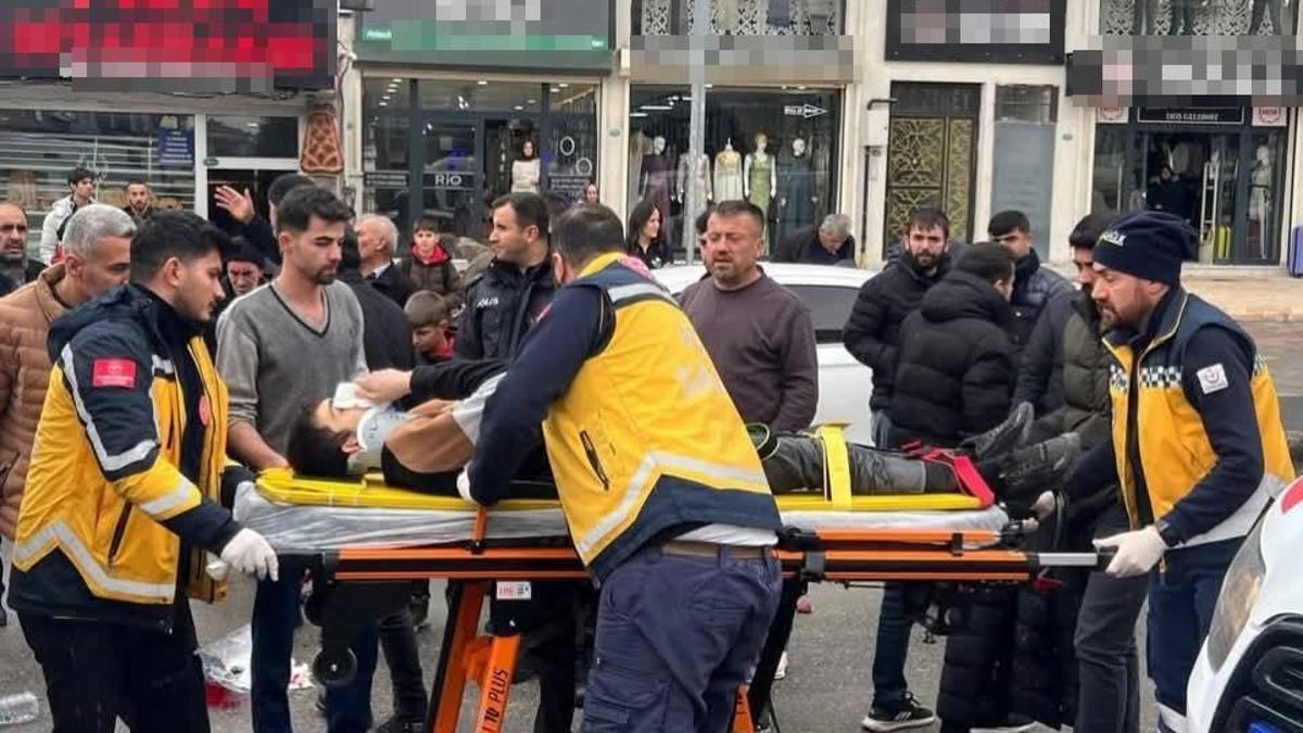 Midyatta motosiklet yayaya çarptı: 2 yaralı