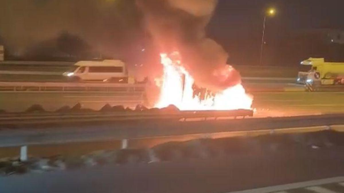 İstanbul - Esenyurt TEM Otoyolu'nda minibüs alev alev yandı