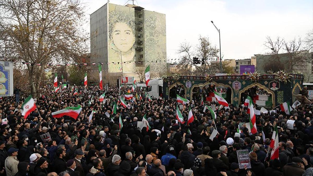 İran'da neler oluyor? İstikrarsızlığın bölgeye ve Türkiyeye olası etkileri ne olur? Hande Fırat kaleme aldı...