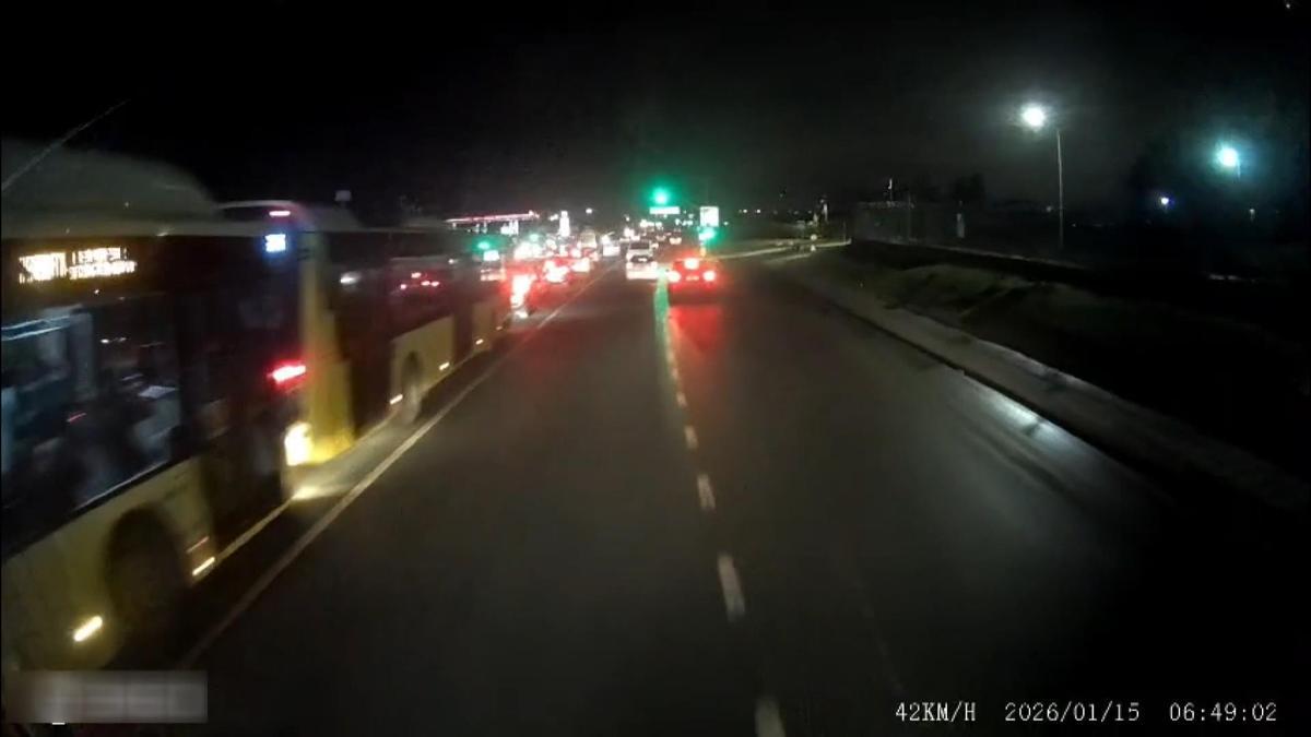 İstanbul - Başakşehir'de 3 İETT otobüsü çarpıştı; yaralılar var -1