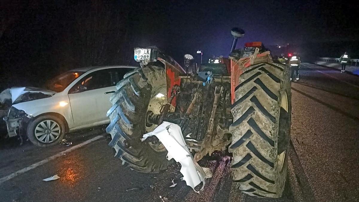 Malkara'da otomobil ile traktör çarpıştı; 2 yaralı