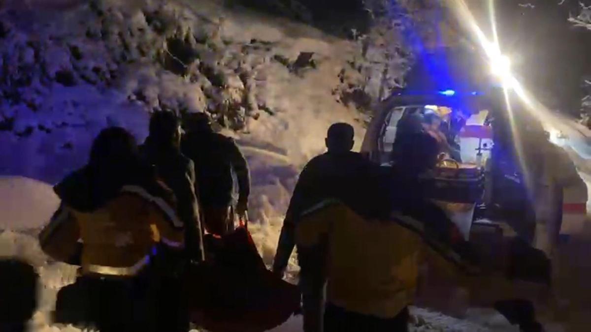 Yolu kardan kapanan köydeki kadın hasta, hastaneye ulaştırıldı
