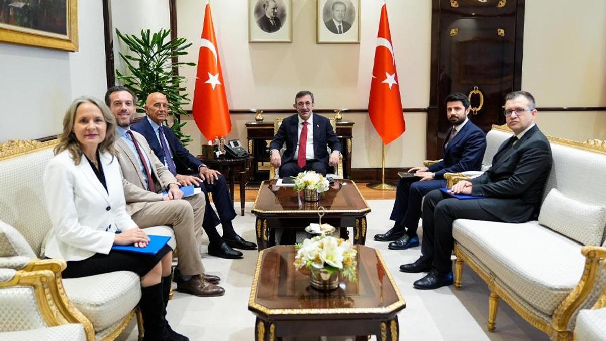 Cumhurbaşkanı Yardımcısı Cevdet Yılmaz, Tom Barrack'ı kabul etti