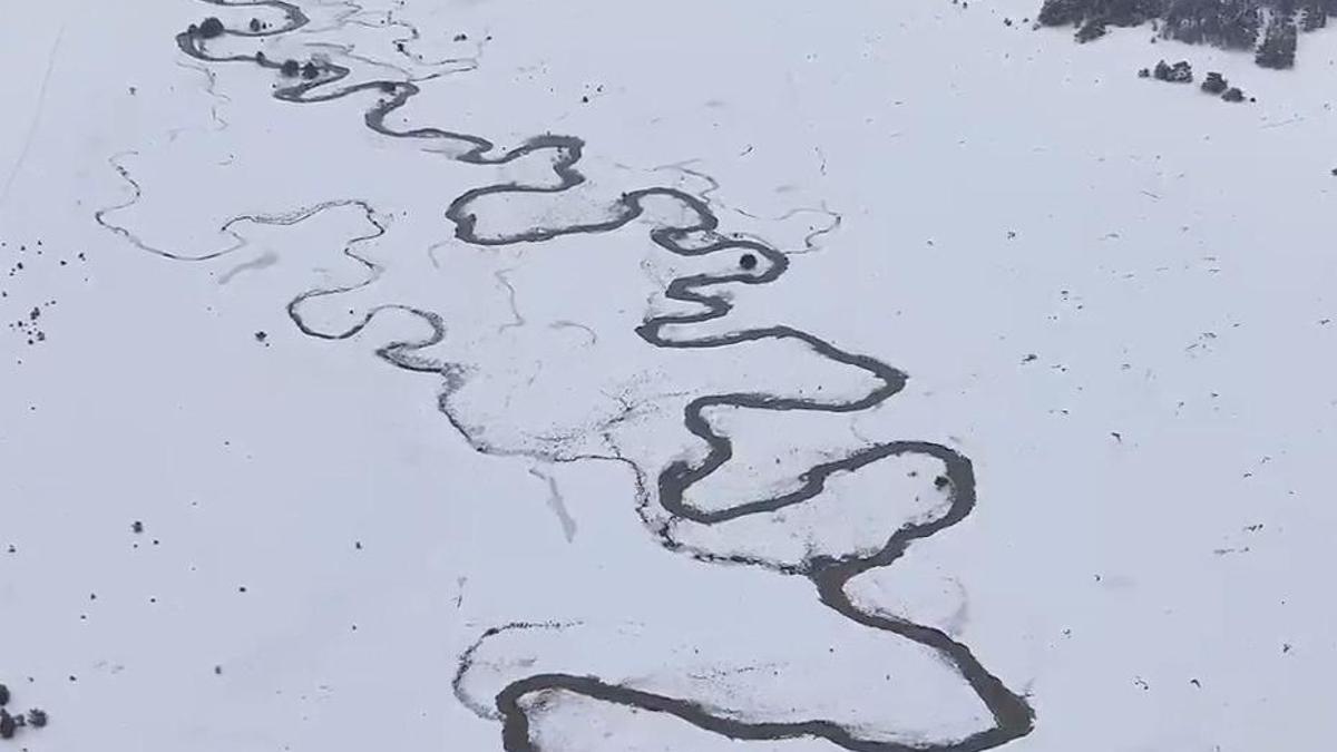 Karla kaplı bölgede menderesler dron ile görüntülendi