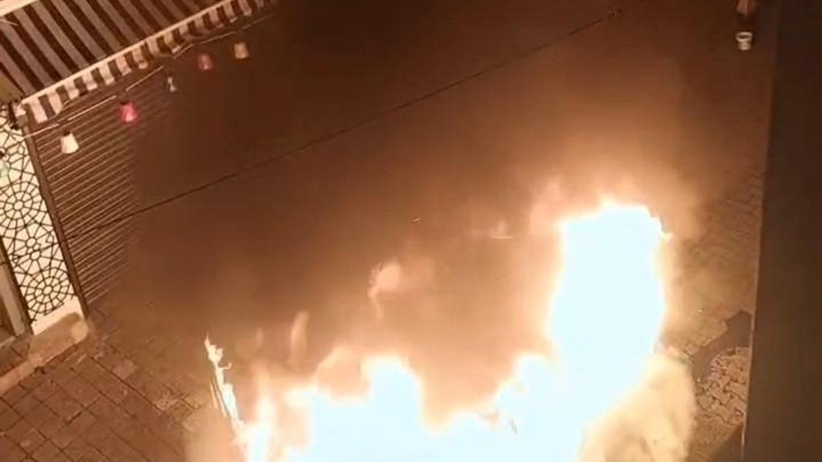 İstanbul- Fatih'te park halindeki hafif ticari araç alev alev yandı