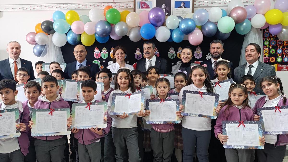 Bakan Tekin öğrencilere karne dağıttı: Yarıyıl tatilinde dinlenip, kitap okuyarak vakit geçirin