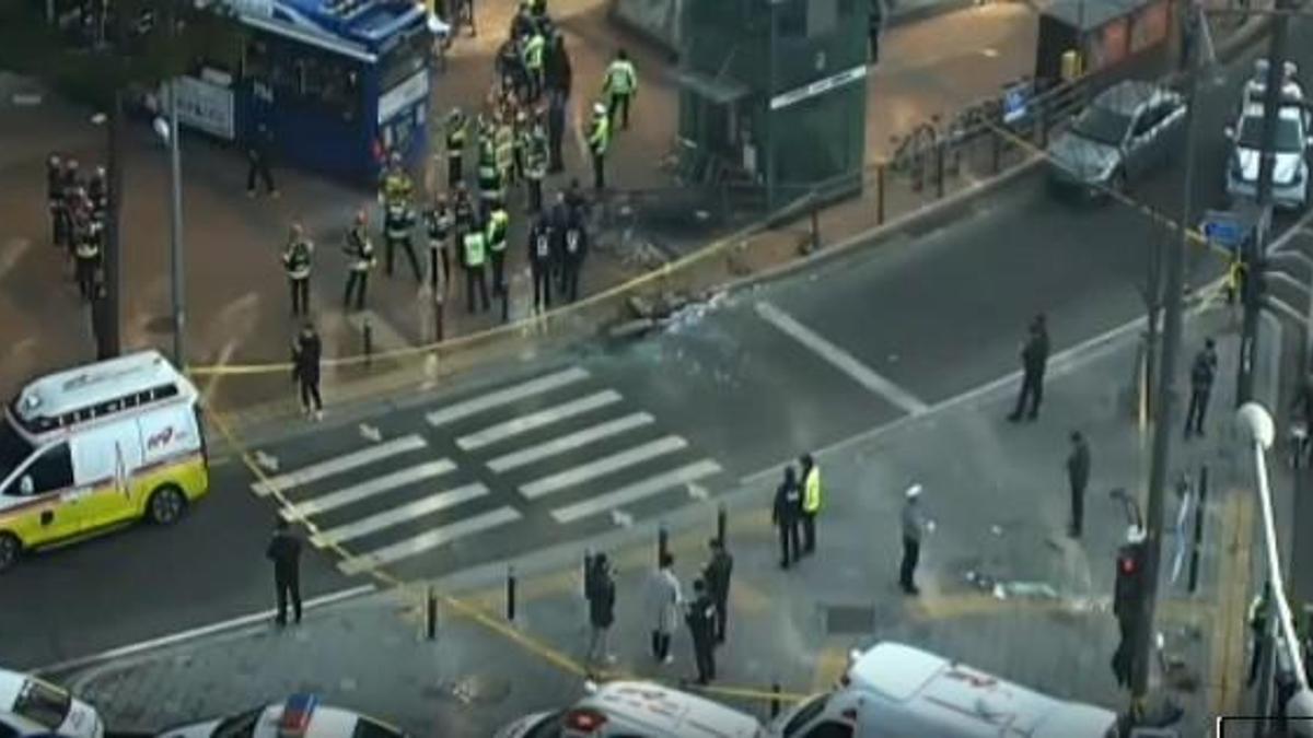 Güney Kore'de feci kaza! Otobüs banka binasına çarptı: 13 yaralı