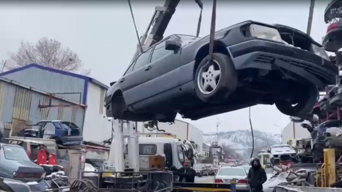 Ankarada yurt dışından gelen araçları parça parça söken hurdacılara operasyon; 2 gözaltı