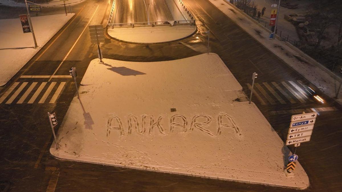 Ankarada kar yağışı etkisini artırdı: Yüksek kesimler beyaza büründü