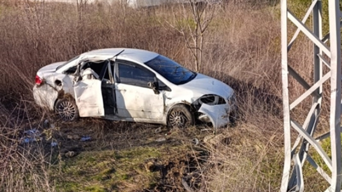 Direğe çarpıp tarlaya savruldu: 4 yaralı