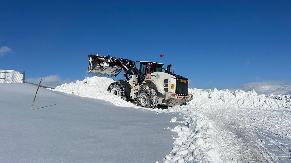 Kayseri'de kar nedeniyle kapanan 47 mahalle yolu ulaşıma açıldı
