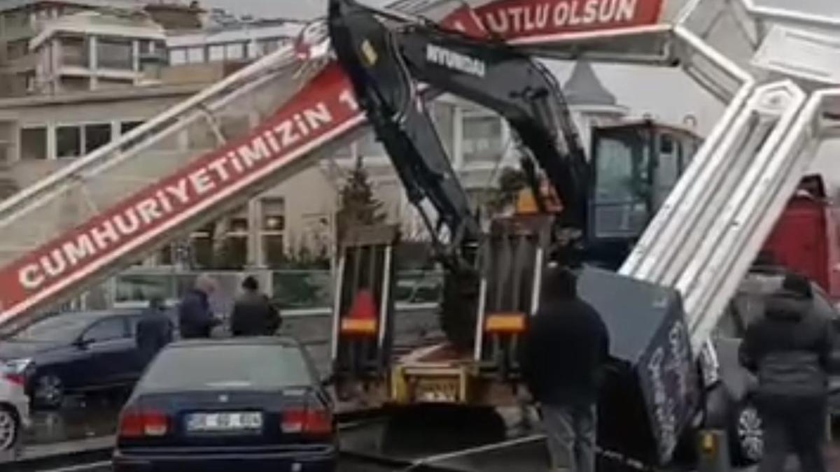 İstanbul - Üsküdar'da TIR'ın üzerindeki ekskavatör tabelaya takıldı: 7 araçta hasar oluştu