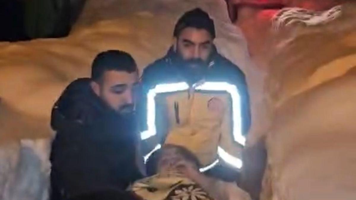 Yolu kardan kapanan köydeki yaralıya paletli ambulansla ulaşıldı