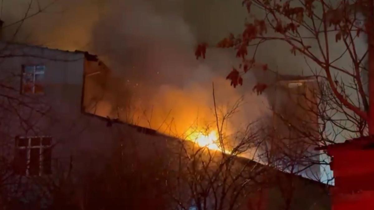 İstanbul -Ümraniyede 3 katlı binada çıkan yangın söndürüldü