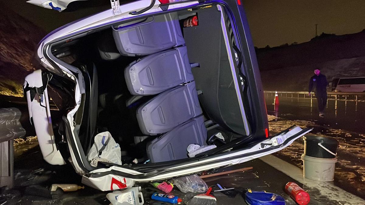 İstanbul - Kuzey Marmara Otoyolunda servis minibüsü devrildi: 11 yaralı