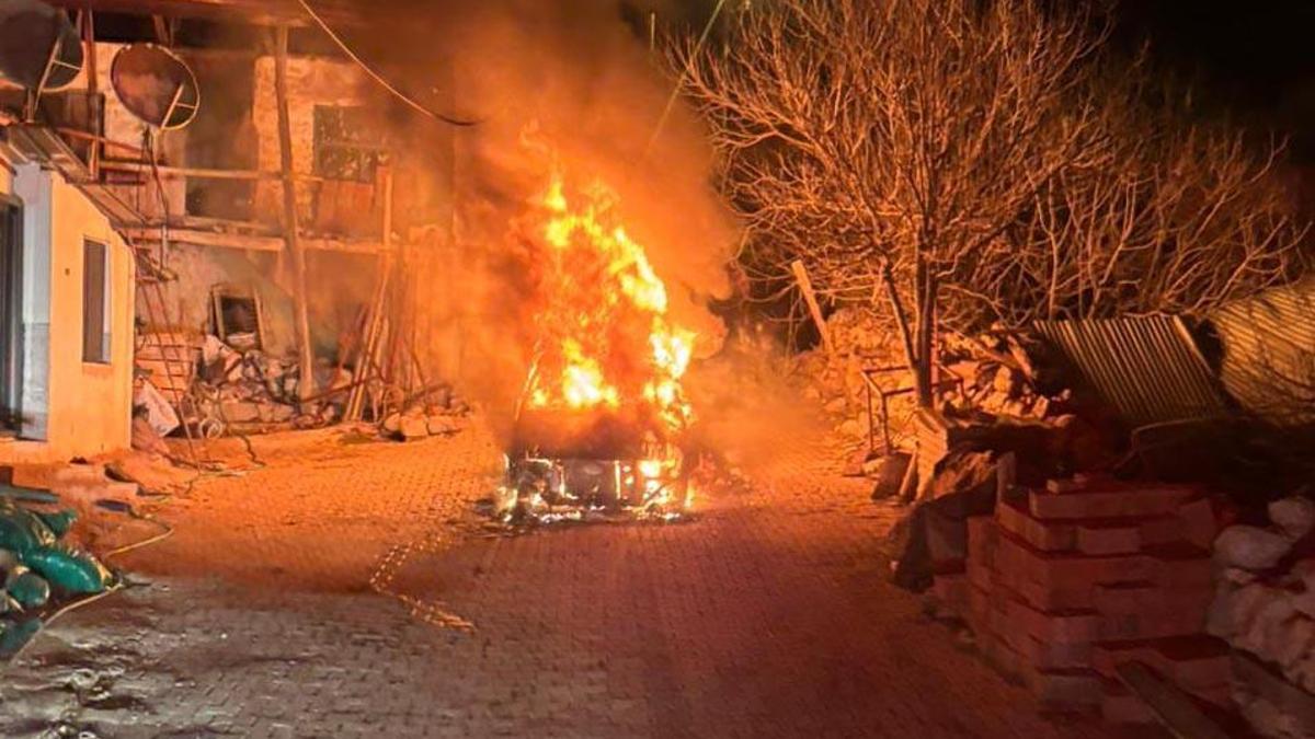 Bucak'ta park halindeki otomobil yandı