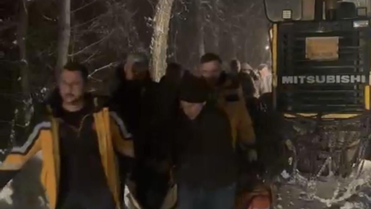 Yolu kardan kapanan köyde rahatsızlanan hasta için ekipler seferber oldu