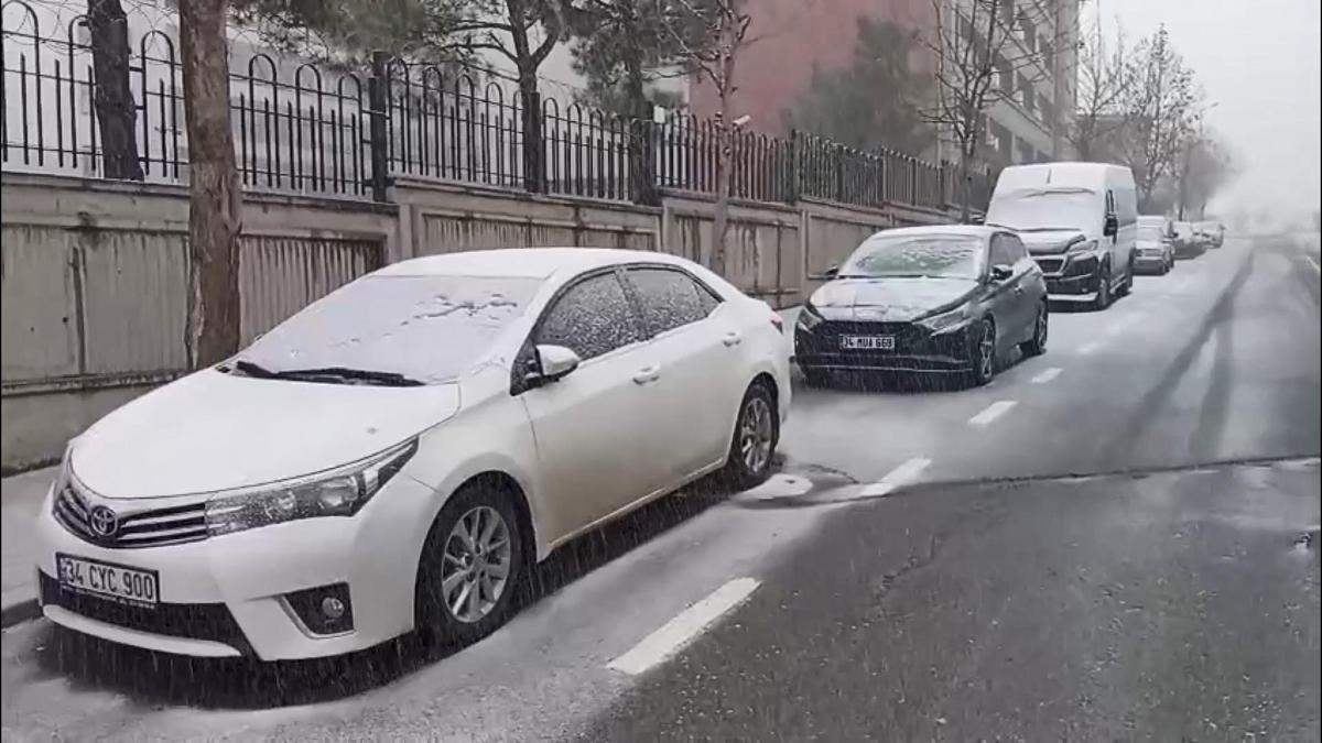 İstanbul - Sancaktepe'de kar yağışı etkili oluyor