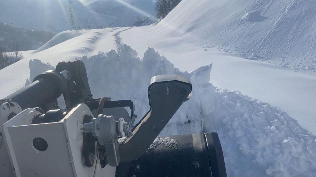 Tuncelide kar kalınlığı 2 metreyi aştı, 27 köy yolu kapalı