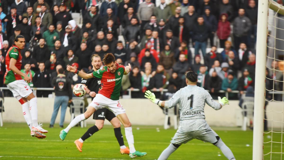 Karşıyakanın kalesi yıkıldı