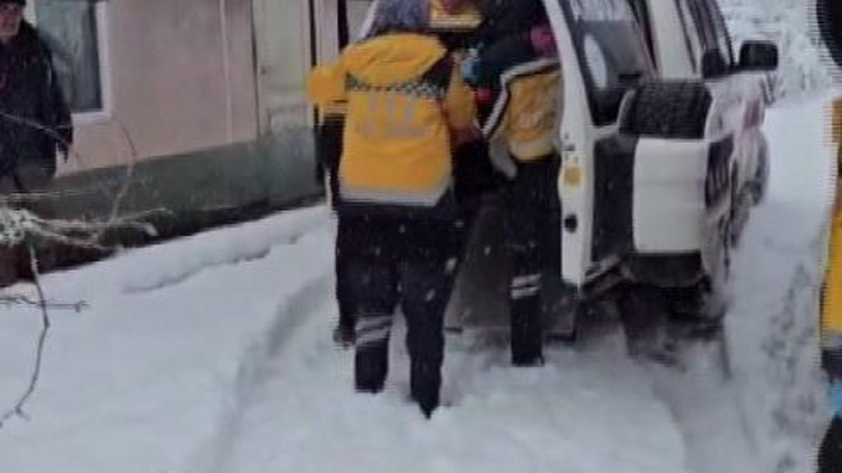 Ekipler, yolu kardan kapanan köydeki hastayı hastaneye ulaştırdı