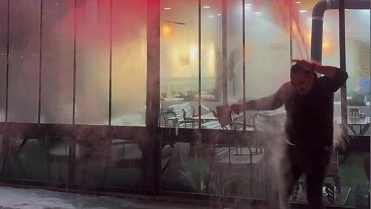 Soğuk havayı test etmek isterken kendini yaktı