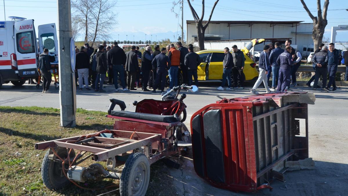 Serik'te taksi ile üçteker çarpıştı: 2 yaralı