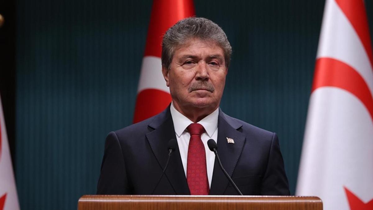 KKTC Başbakanı Üstel'den Rum bakana tepki: Türkiye garantördür, işgalci değil