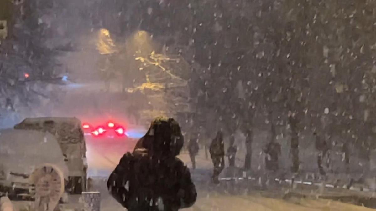 İstanbul beyaza büründü, trafik kilitlendi: Yollar buz pistine döndü! Motokuryelere trafik yasağı