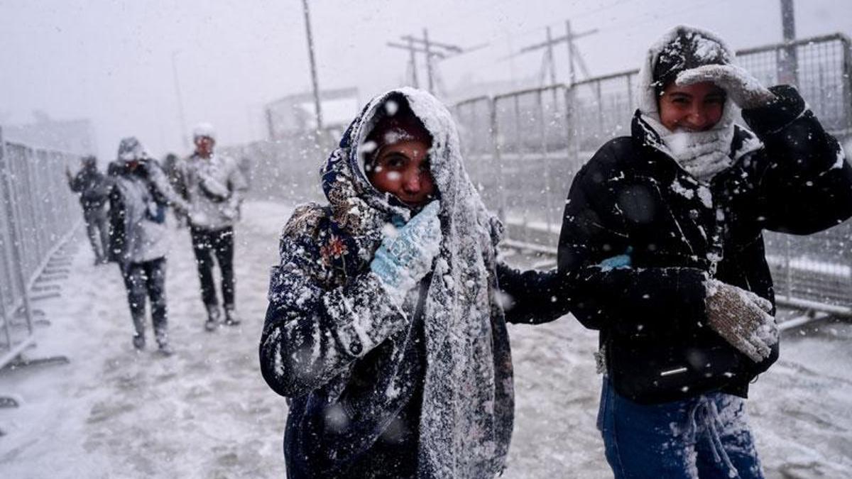 İstanbul beyaza büründü, trafik kilitlendi: Yollar buz pistine döndü! Motokuryelere trafik yasağı