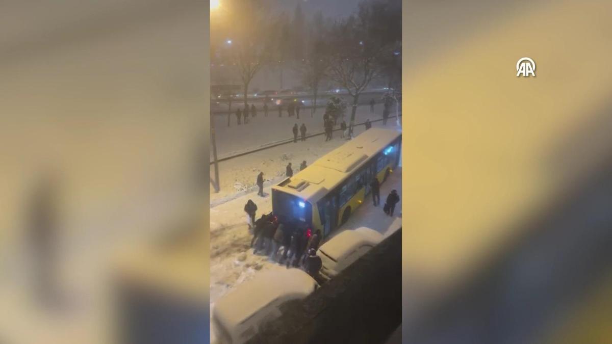 İETT kara takıldı! Otobüsü vatandaşlar böyle kurtardı