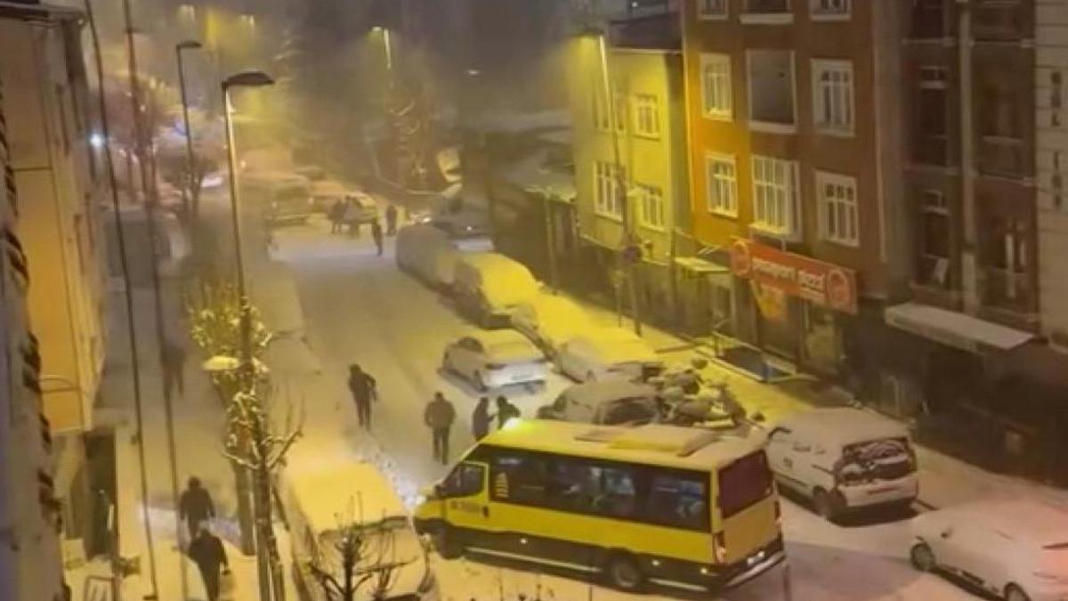 İstanbul - İstanbul'da kar yağışı ile birlikte işe gidenler zor anlar yaşadı