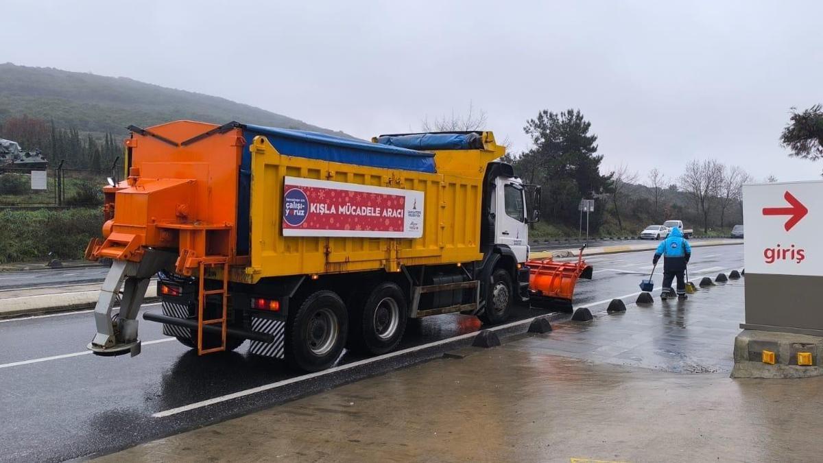 Sancaktepede kar ve buzlanmaya karşı çalışmalar sürüyor