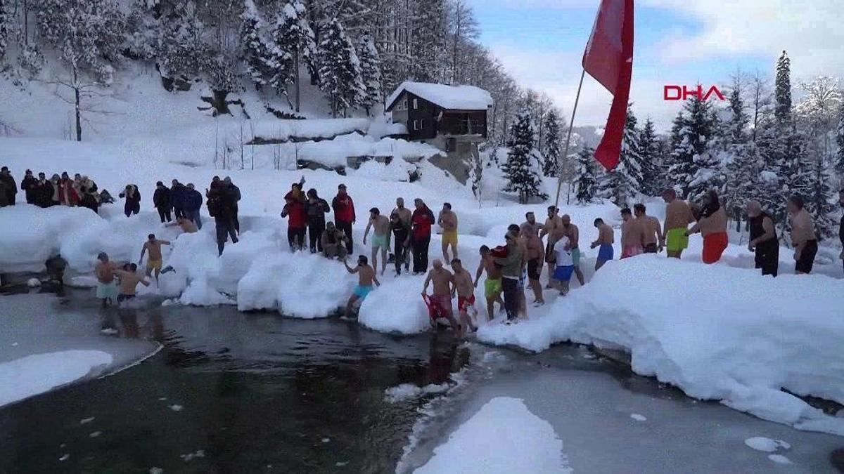 Rize'de renkli anlar: Buz tutmuş gölde yüzdüler!