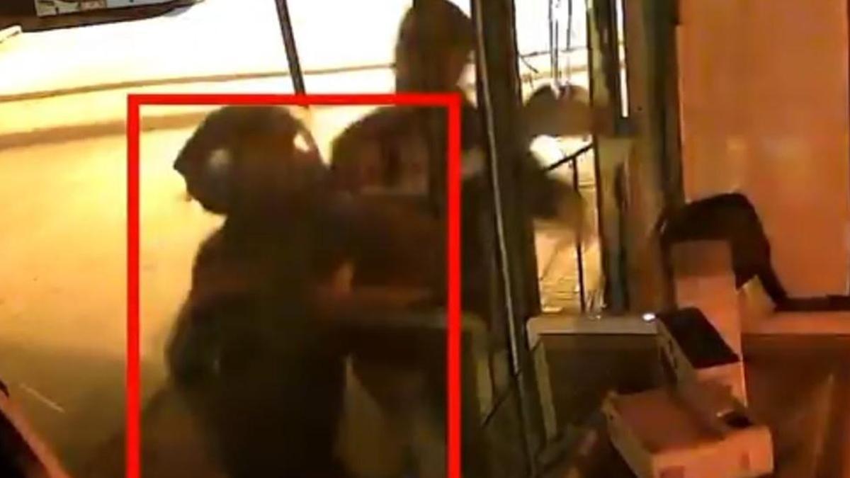 Kaldırım taşı ile iş yerinin camını kırıp, tablet ve cep telefonu çaldılar