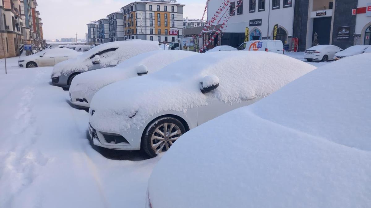 Diyarbakır'da kar yağışı etkili oldu; uçuşlar iptal edildi