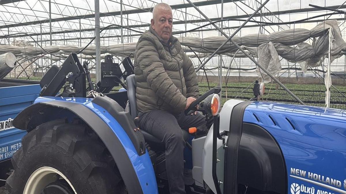 Kamyon üstünde serasına getirdiği traktörüne köprü ve otoyoldan geçiş cezası geldi