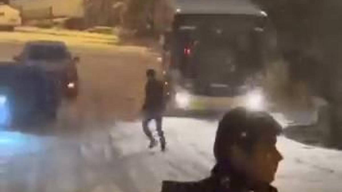İstanbul- Alibeyköyde karda kayan İETT otobüsü kamerada