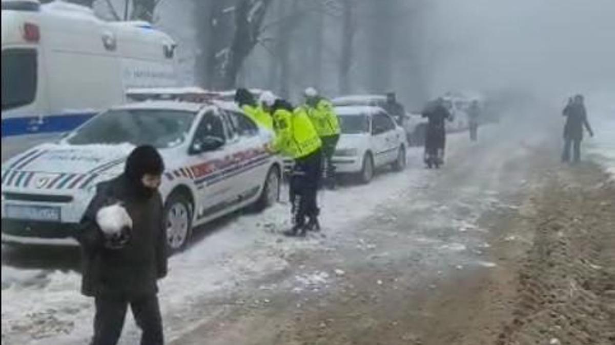 Kızak festivalinde jandarma ile çocukların kar topu savaşı