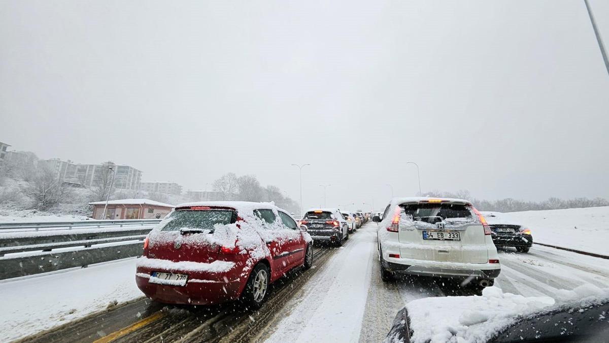 Sakaryada kar yağışı ulaşımı olumsuz etkiledi