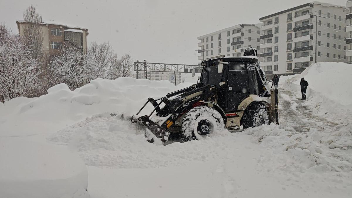 Bitlis'te yolu kardan kapanan köydeki hasta için ekipler seferber oldu